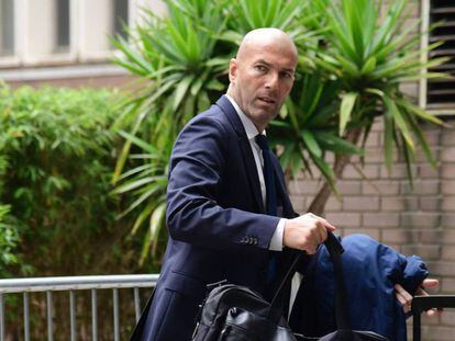 Zinedine Zidane llega al hotel de Cardiff antes de la final contra la Juventus. JAVIER SORIANO AFP
