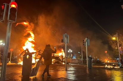 Los manifestantes han quemado un vehículo y un autobúes en las protestas de esta tarde, tras el ataque de un hombre armado con un cuchillo en Dublín.