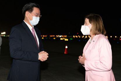 El Ministro de Relaciones Exteriores de Taiwán, Joseph Wu, da la bienvenida a la presidenta de la Cámara de Representantes de Estados Unidos, Nancy Pelosi, a su llegada al Aeropuerto Sungshan, en Taipéi. 