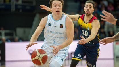Justin Jaworski, del Guuk Gipuzkoa Basket, col el balón en un partido est temporada en la LEB Oro.