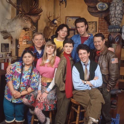 El reparto de 'Doctor en Alaska': Elaine Miles (Marilyn Whirlwind), John Cullum (Holling Vincoeur), Cynthia Geary (Shelly Marie Tambo), Darren E. Burrows (Ed Chigliak), Janine Turner (Maggie O'Connell), John Corbett (Chris Stevens), Rob Morrow (Dr. Joel Fleischman) y Barry Corbin (Maurice J. Minnifield).
