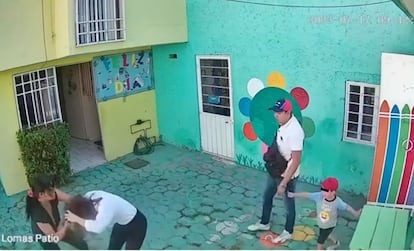 Un momento del video difundido en redes del ataque a la maestra en Cuautitlán Izcalli.