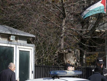 Agentes de la polic&iacute;a b&uacute;lgara ante la Embajada palestina en Sofia. 