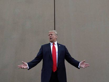 Donald Trump, el pasado 13 de marzo en San Diego, junto a uno de los prototipos del muro que quieren construir en la frontera mexicana.
