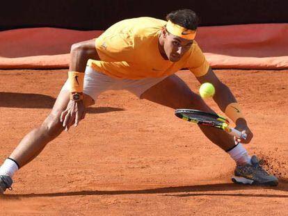 Nadal devuelve la pelota contra Shapovalov en Roma.