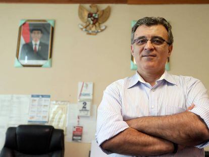 Carlos Melgares Varon en su despacho en Yakarta (Indonesia).