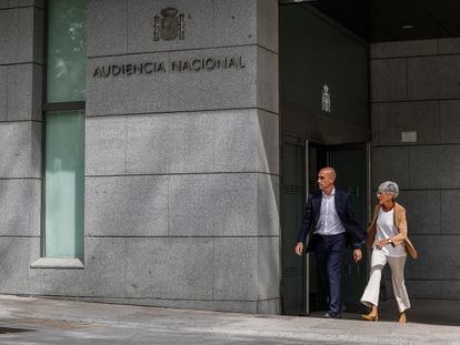 El ex presidente de la RFEF, Luis Rubiales, junto a su abogada en el caso por el beso no consentido a la futbolista Jenni Hermoso, a su salida de la Audiencia Nacional el pasado septiembre.