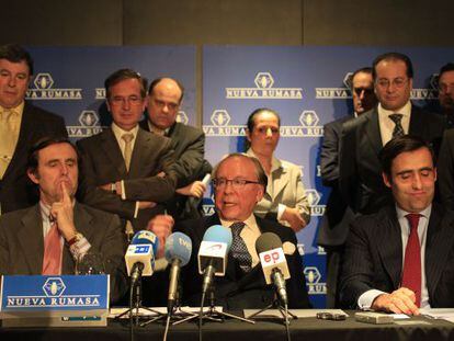 José María Ruiz Mateos (en el centro) cuando anunció que diez empresas de Nueva Rumasa se habían acogido a preconcurso de acreedores.