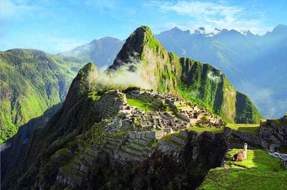 Es la ciudad perdida por excelencia. Engarzada entre los picos de la cordillera Vilcabamba, desde su descubrimiento en 1911 por el estadounidense Hiram Bingham Machu Picchu ha fascinado a quienes se han acercado a ella para descifrar el misterio de sus muros. Rodeada del paisaje más espectacular que se pueda imaginar, entre los Andes y la selva, sigue siendo un lugar mágico, pese a los millares de turistas que la visitan. Y contemplarla desde Intipunku, la Puerta del Sol, al final del Camino Inca, es una experiencia única.