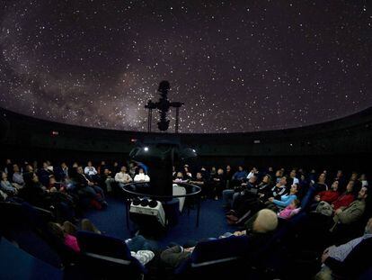 Sesiones del ciclo 'El cielo en el Planetario' para aprender cómo observar estos días la lluvia de estrellas.