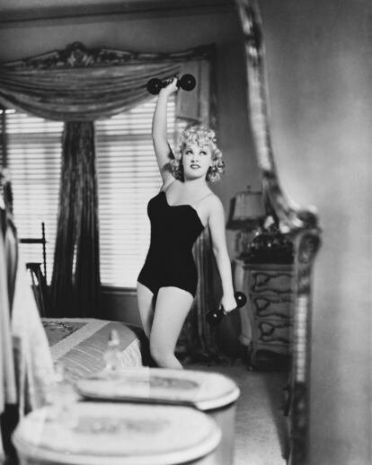 Mae West, haciendo ejercicio en bañador en 1920.