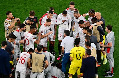 Mendilibar da instrucciones a los jugadores sevillistas antes de comenzar la prórroga.