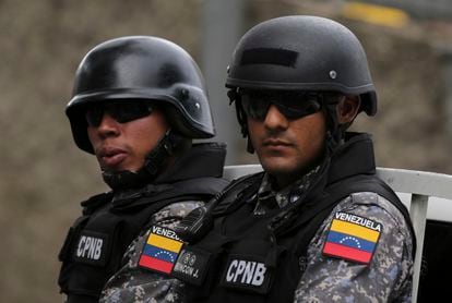 Oficiales de policía durante un operativo de seguridad en Caracas, en 2018.