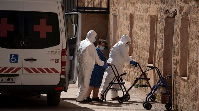 GRAF7092. TERUEL, 30/07/2020.- Residentes de la residencia de Burbagena (Teruel) son trasladados a la residencia de GEA de Albarracín (Teruel), tras haberse registrado un brote de coronavirus. EFE/Antonio Garcia