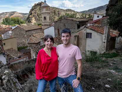 La escritora Maribel Medina y el alcalde, Raúl Arana, con el pueblo de Libros al fondo, este pasado martes.