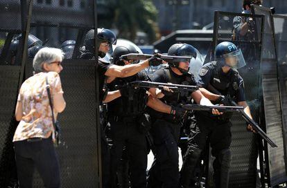 Polic&iacute;as disparan pelotas de goma contra los manifestantes.
