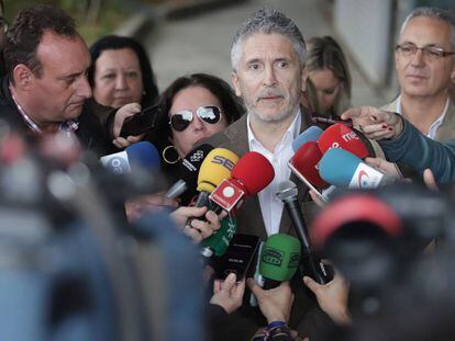 El ministro del Interior, Fernando Grande-Marlaska, atiende a los medios de comunicación el pasado 9 de abril en Algeciras (Cádiz).