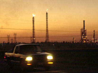 Al fondo, una refiner&iacute;a en la ciudad de Salamanca (M&eacute;xico).