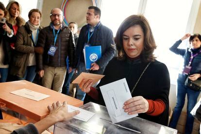 La vicepresidenta del Gobierno, Soraya Sáenz de Santamaría, tras votar para las elecciones generales en el colegio Sagrada Familia de Madrid.
