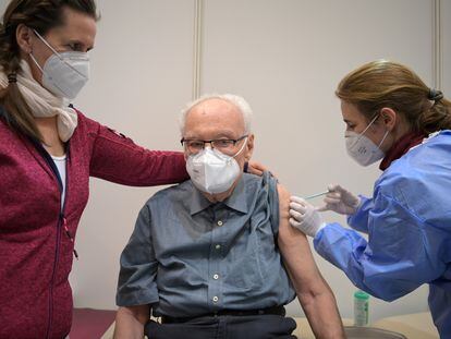 Un hombre de 86 años recibe la primera dosis de la vacuna de Pfizer, este martes en Potsdam (Alemania).