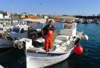 Toni Blai, de Peix Nostrum, en la Cofradía de Pescadores del puerto de Ibiza.