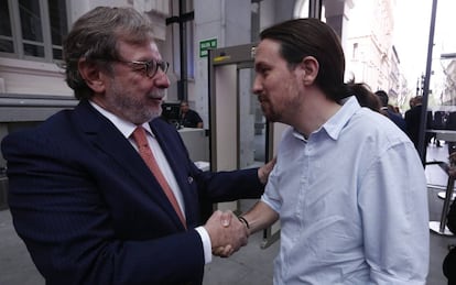 El presidente del Grupo Prisa, Juan Luis Cebrián, saluda al líder de Podemos, Pablo Iglesias.
