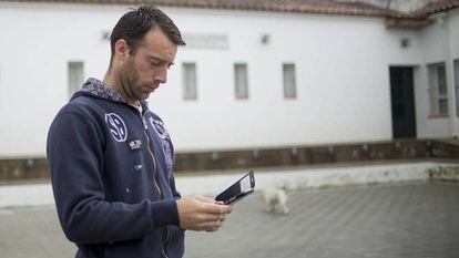 Un hombre intenta utilizar su móvil en Valdezufre, una población con 313 habitantes. 