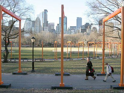 Una vista de las <i>puertas</i> pertenecientes al proyecto <i>The gates,</i> de Christo y Jeanne-Claude, instaladas en Central Park, en Nueva York.