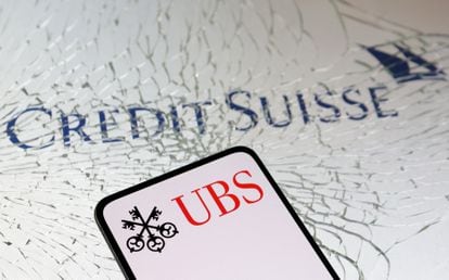 Logos de los bancos Credit Suisse y UBS.