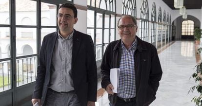 El secretario de organización del PSOE andaluz, Juan Cornejo, y el portavoz parlamentario Mario Jiménez, a su llegada este martes al Parlamento de Andalucía.