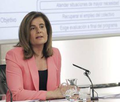 La ministra de Empleo, Fátima Báñez, durante la rueda de prensa tras el Consejo de Ministros en el que el Gobierno acordó la prórroga del plan Prepara, el pasado viernes.