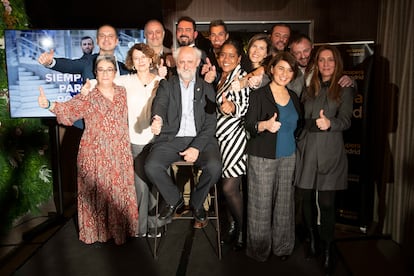 Foto de grupo de la candidatura a la alcaldía de la capital de Recupera Madrid en el Edificio España, con Luis Cueto en el centro.