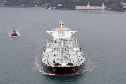 El petrolero 'Captain Paris', de bandera maltesa, en el estrecho del Bósforo, a su paso por Estambul, en 2020.