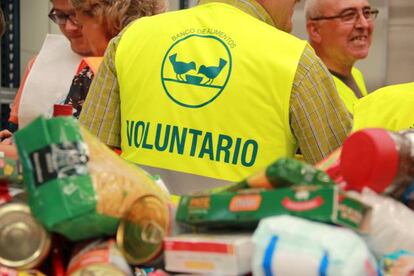 Voluntarios gestionando excedentes