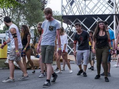 Varios participantes de 'Survival Zombie', en el festival de Metrópoli de Gijón.