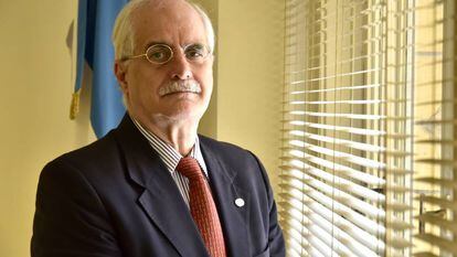 Jorge Taiana en su oficina de la Universidad de San Martín, tras la entrevista con EL PAÍS.