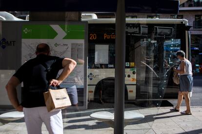 A passenger boards a bus in Palma (Mallorca), on Tuesday.