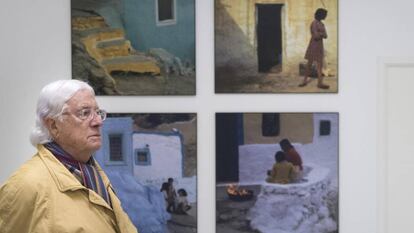 Carlos Pérez Siquier, ante varias de sus fotografías en el centro que lleva su nombre en Olula del Río, en septiembre de 2019.