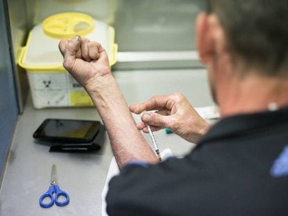 Un heroin&oacute;mano se inyecta la droga en la &#039;narcosala&#039; Baluard.