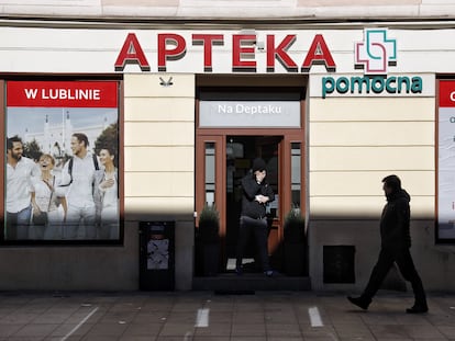 Una farmacia de Polonia, donde se ha disparado la demanda de pastillas de yodo desde el inicio de la invasión rusa de Ucrania.