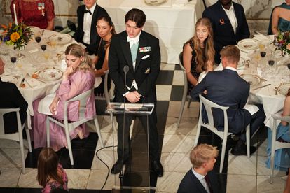 Más allá de celebrar su mayoría de edad, el del domingo también fue un día importante para el príncipe Christian de Dinamarca por otro motivo: durante la cena de gala dio su primer discurso en público.
