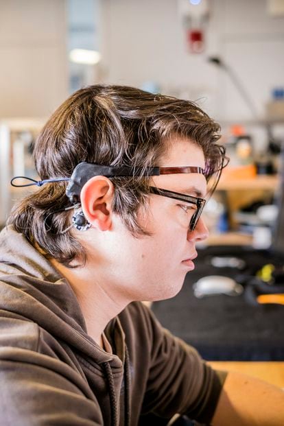 Un estudiante prueba un sensor instalado en sus gafas.