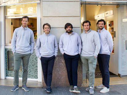 Foto de los fundadores de Good News frente a un local en Barcelona.