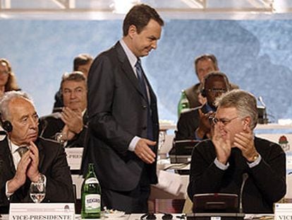 Zapatero, junto a Simon Peres, a la izquierda, y Felipe González, en la reunión de la Internacional Socialista.
