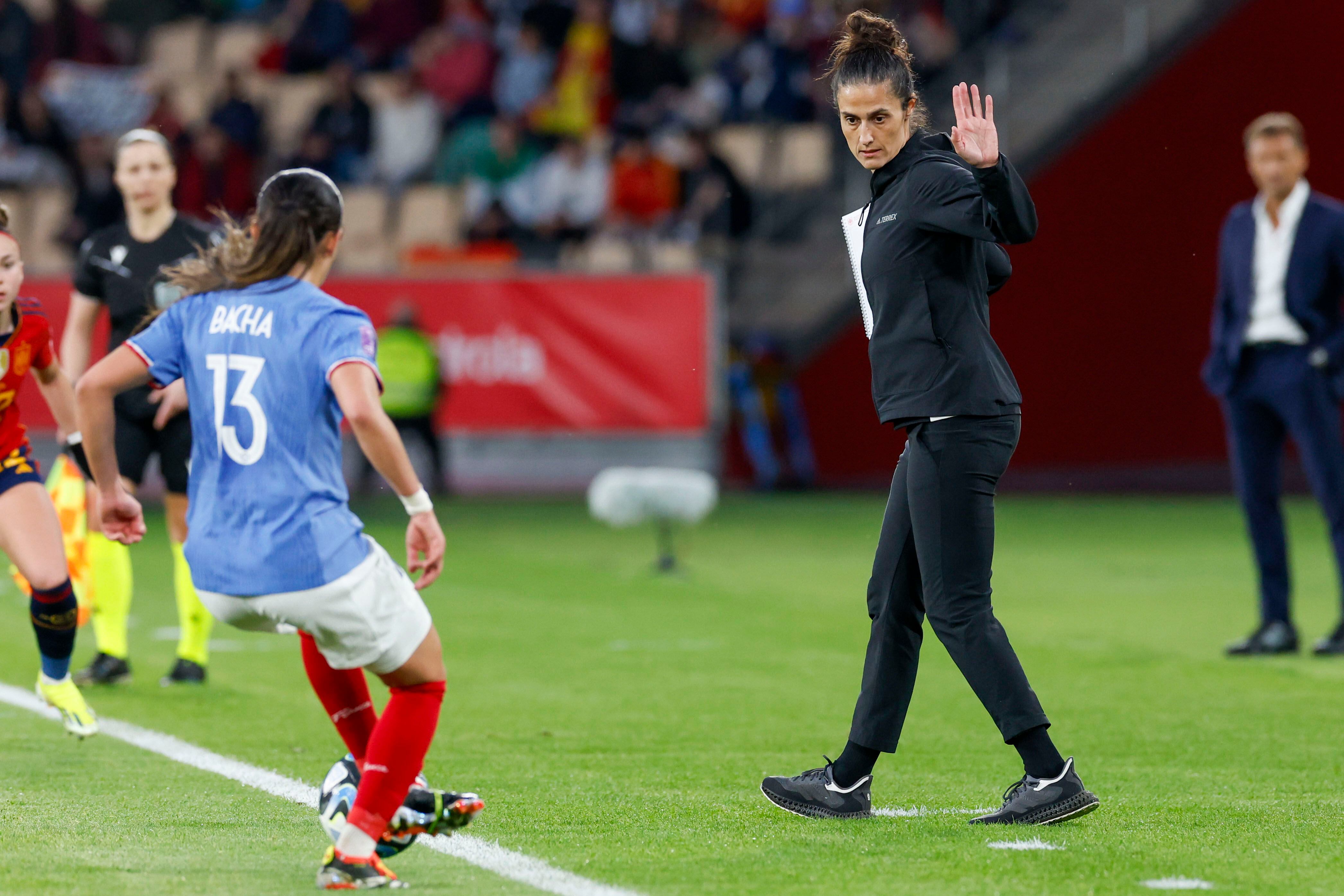 La seleccionadora de España, Montse Tomé (a la derecha), durante la final de la Liga de Naciones Femenina entre España y Francia, este miércoles en el Estadio de La Cartuja en Sevilla.