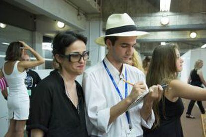 La dissenyadora Celia Vela i Joel Miñana en el backstage del 080 Barcelona Fashion.