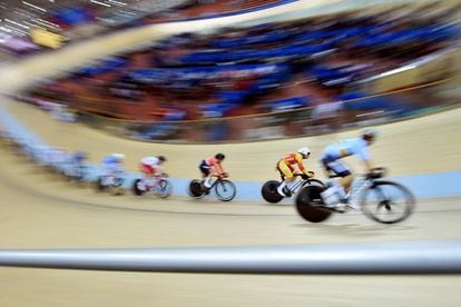 Un grupo de ciclistas compite en pista cubierta durante los Juegos Europeos celebrados en Minsk (Bielorrusia).