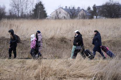 Un grupo de ucranios, con sus pertenencias, se dirigen a la frontera con Polonia en Medyka. Naciones Unidas ha elevado este sábado a 1,3 millones el número de personas que huyen del conflicto en Ucrania y alerta de que este fin de semana podrían llegar a ser 1,5 millones. Las autoridades de Polonia han informado de un nuevo récord de entrada de refugiados en el país en un solo día, después de que 106.000 personas cruzaran la frontera desde Ucrania.