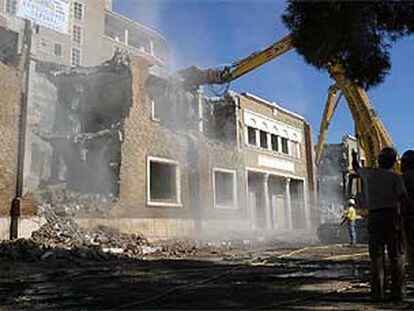 Trabajos de demolición de la residencia Noreña de Córdoba.