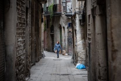 Una mujer anda por una calle de Barcelona durante el segundo día laborable del estado de alarma por el coronavirus, en Barcelona.
